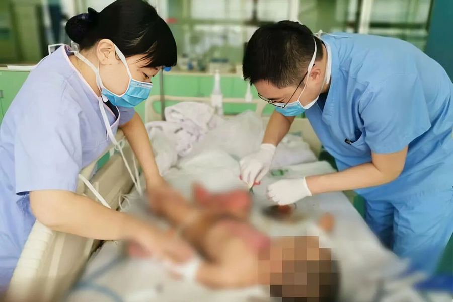 太心疼……熱水澆滿(mǎn)2歲娃脖頸后背，萬(wàn)幸沒(méi)留疤！多虧這波操作666