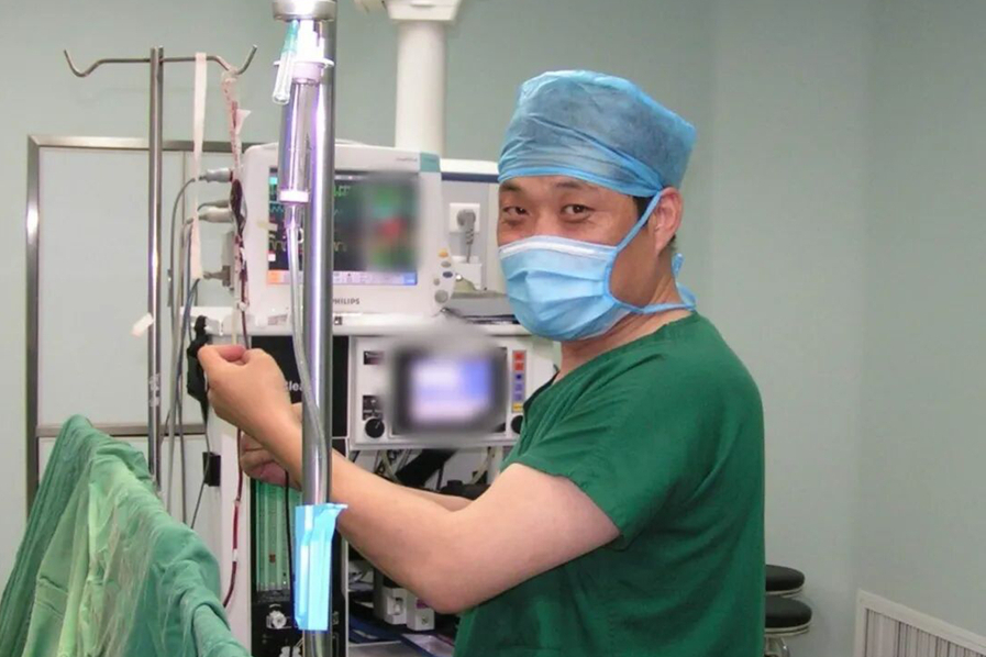 李生德：無(wú)影燈旁沉默的星光，手術(shù)臺(tái)側(cè)堅(jiān)實(shí)的脊梁