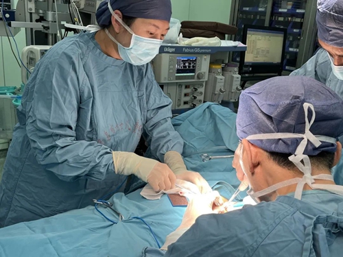 勞動(dòng)鑄魂攝影作品《懷胎十月，心系患者》 李仲菊 青島大學(xué)附屬婦女兒童醫(yī)院.jpg