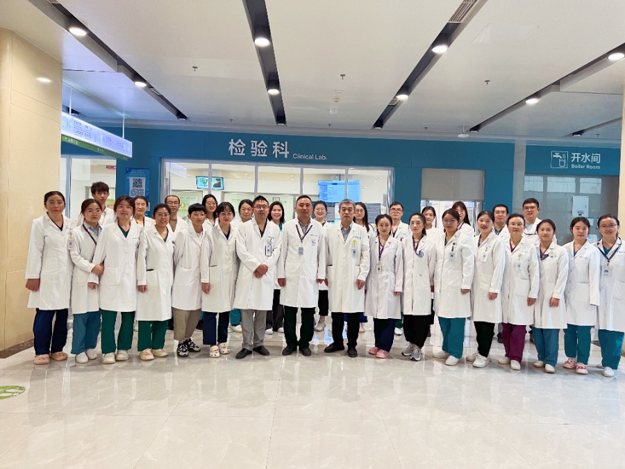 檢驗科團(tuán)體照.jpg